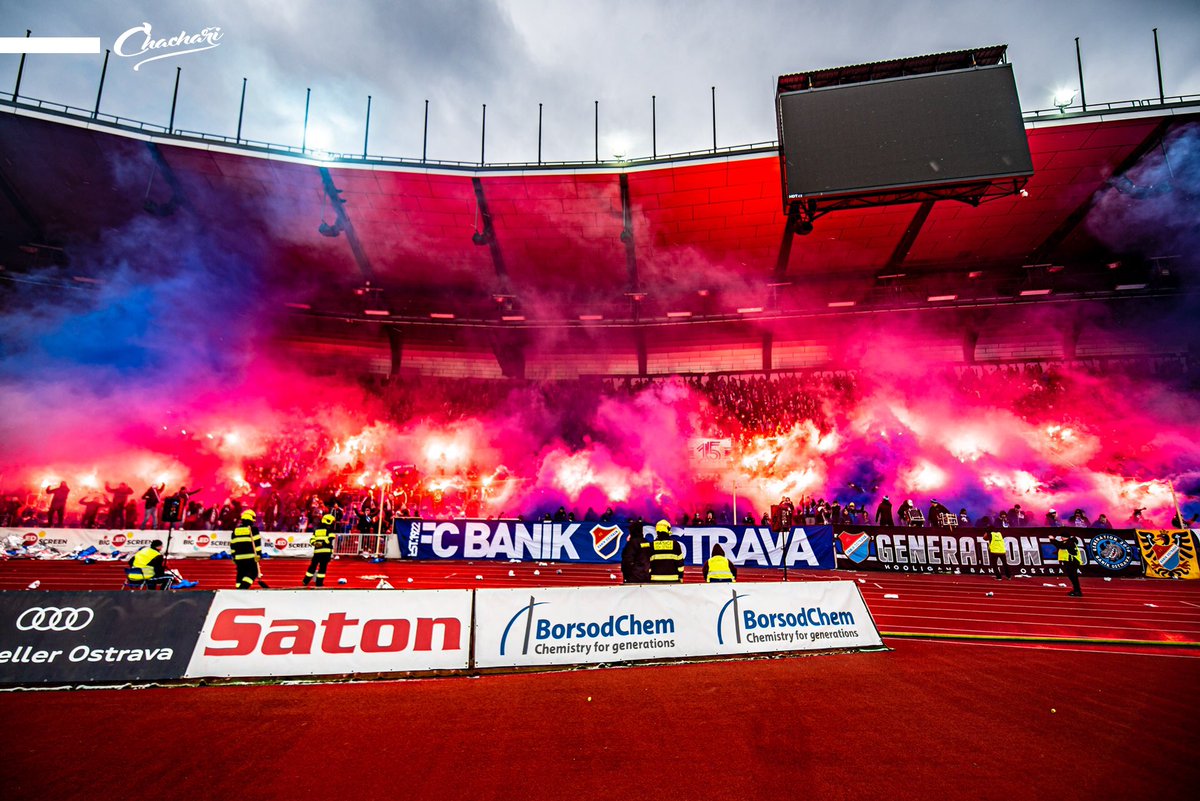za_carou's tweet photo. Fanoušci vytvářejí na stadionech atmosféru. Sponzoři, televize i LFA používají záběry z pyroshow do svých reklam. Disciplinární komise LFA trestá kluby. Obrovské pokuty, zavírání sektorů a dokonce celých tribun. Svět se zbláznil? My jsme jednoznačně proti nesmyslným trestům. https://t.co/3ba8qFqOs1