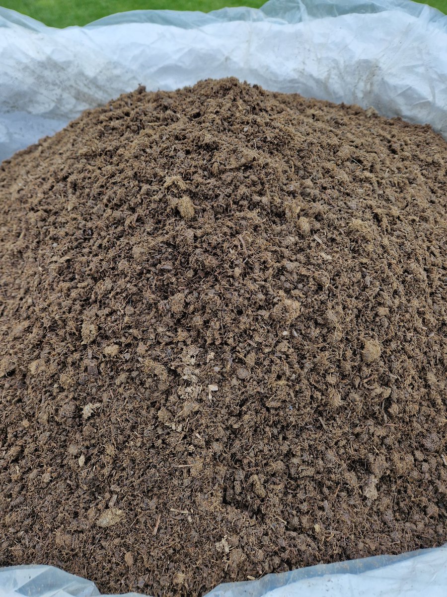 frankrooi's tweet photo. GroenewoudGroei droge lokale koemest in handige bigbag. Vanaf volgende week verkrijgbaar bij @IvDeursen 
Voor info en bezorging; https://t.co/rVBZRZi8B0 https://t.co/MGr05QUxhY