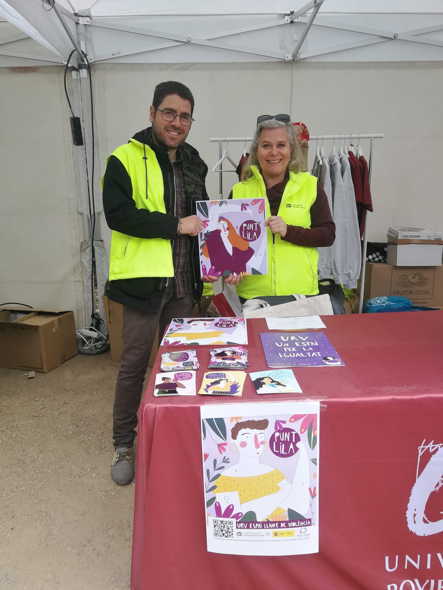 universitatURV's tweet photo. Tarda de jocs i micro obert a la #FestaMajorURV. Ara ja està a punt de començar el concert final! 👏 https://t.co/BPQKIzUzDm