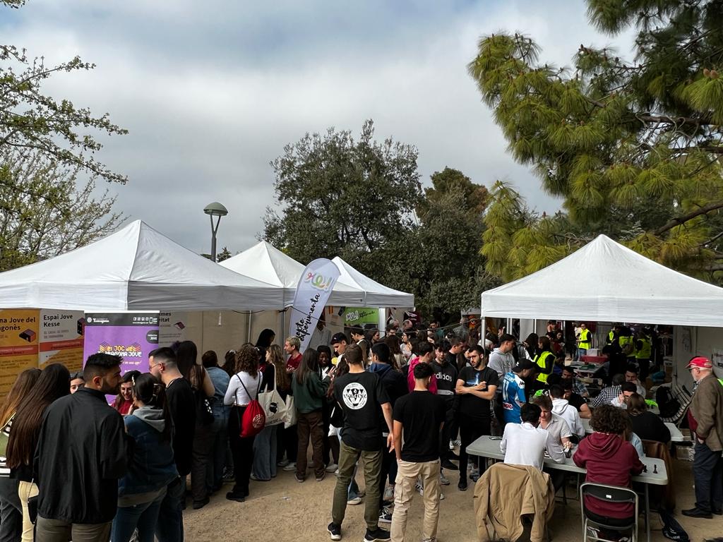 universitatURV's tweet photo. Tarda de jocs i micro obert a la #FestaMajorURV. Ara ja està a punt de començar el concert final! 👏 https://t.co/BPQKIzUzDm