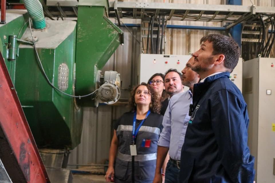 ➡️ #DelegadoEnTerreno | Importante acuerdo entre <a href="/minenergia/">Ministerio de Energía</a> y gremio del pellets fue firmado por el Ministro de Energía, <a href="/DiegoPardow/">Diego Pardow</a> | DPR <a href="/aqueveque_diaz/">Humberto Aqueveque Díaz</a> acompañó al secretario de Estado en este hito que permitirá modernizar el sector de biomasa y fomentar la descontaminación.