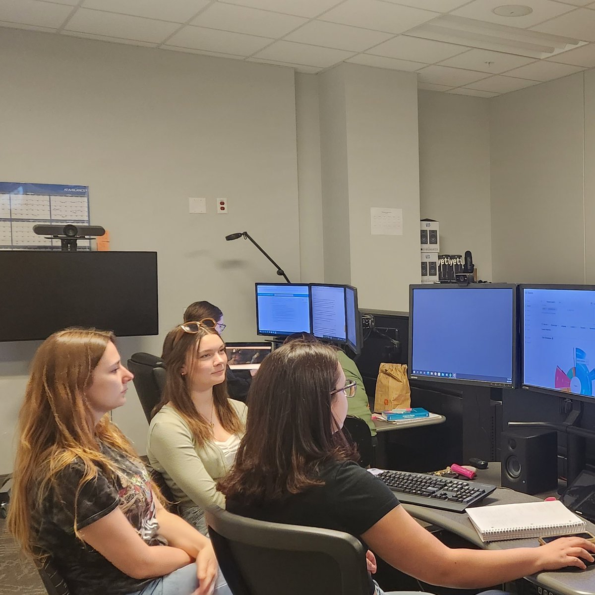 SMART_Lab_RU's tweet image. 📚#Radford&apos;s #SMARTLab: Busy students perfecting Wicked Festival presentations🌟GAs on hand to help🎓Best of luck on projects &amp;amp; exams!💪#StudyGrind #Meltwater #NodeXL