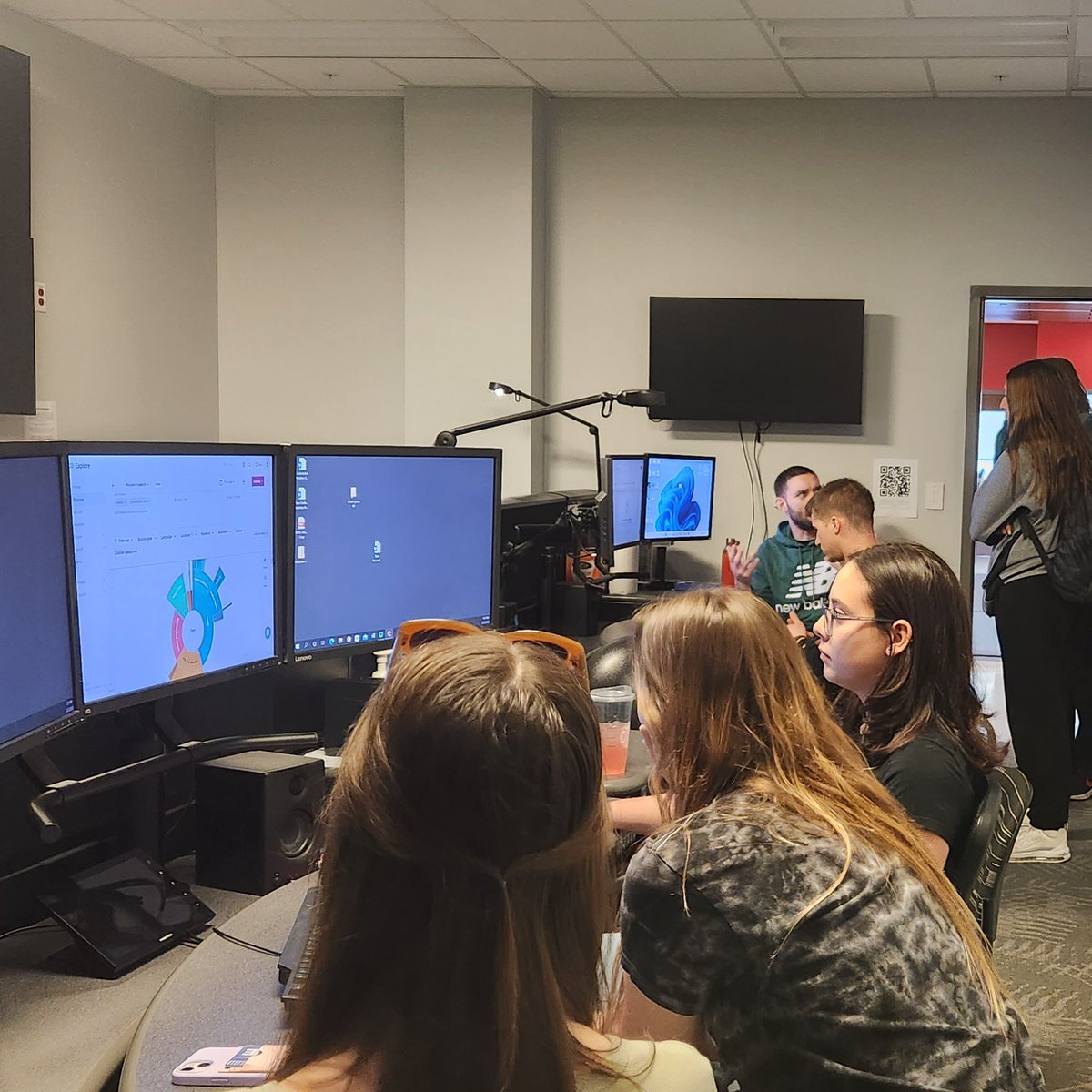 SMART_Lab_RU's tweet image. 📚#Radford&apos;s #SMARTLab: Busy students perfecting Wicked Festival presentations🌟GAs on hand to help🎓Best of luck on projects &amp;amp; exams!💪#StudyGrind #Meltwater #NodeXL