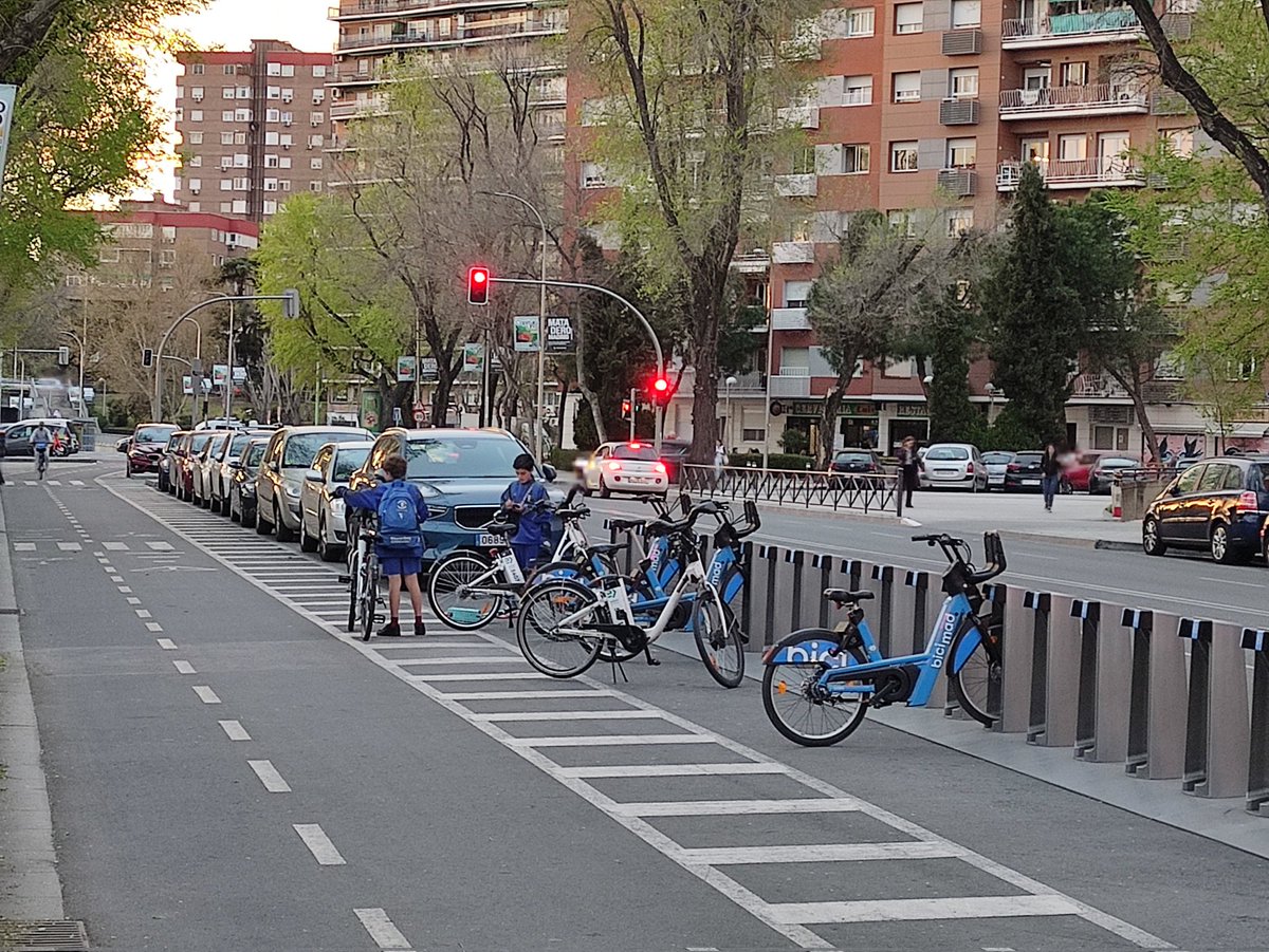 Esta es la labor que hace <a href="/AlmeidaPP_/">José Luis Martínez-Almeida</a> con <a href="/bicimad/">bicimad</a> 

Bicicletas a menores.