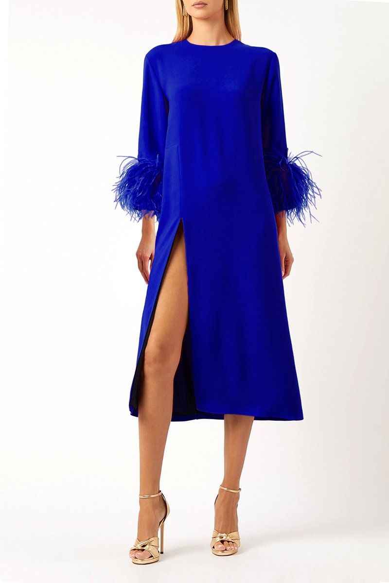 patbraam.com/vestidos-corto…
💙Vestido Alicia, confeccionado en crepé color Zafiro, diseño evasé y corte midi, lleva plumas desmontables en los puños y cierre en la espalda, se confecciona en mas colores y en todas las tallas, llámanos 91 385 37 02💙