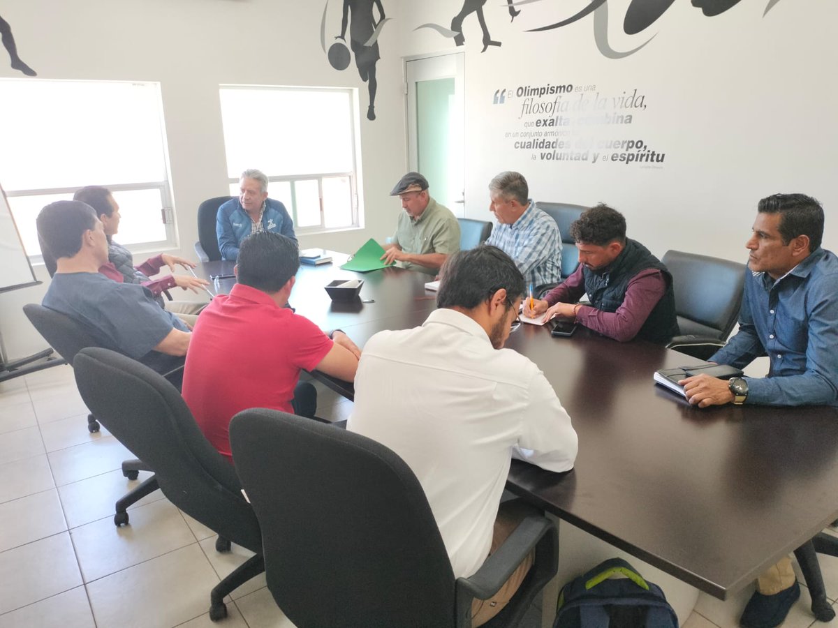 CEC_DGO's tweet photo. La Comisión del Deporte del #CEC que encabeza @JMOJICAV, sostuvo una reunión con el director del @IEDOficial, César Cárdenas, en donde se acordaron estrategias en conjunto para motivar a  jóvenes y niños a practicar el #Deporte y no desvíen sus pensamientos en otras acciones. https://t.co/u6rvVhgTAh