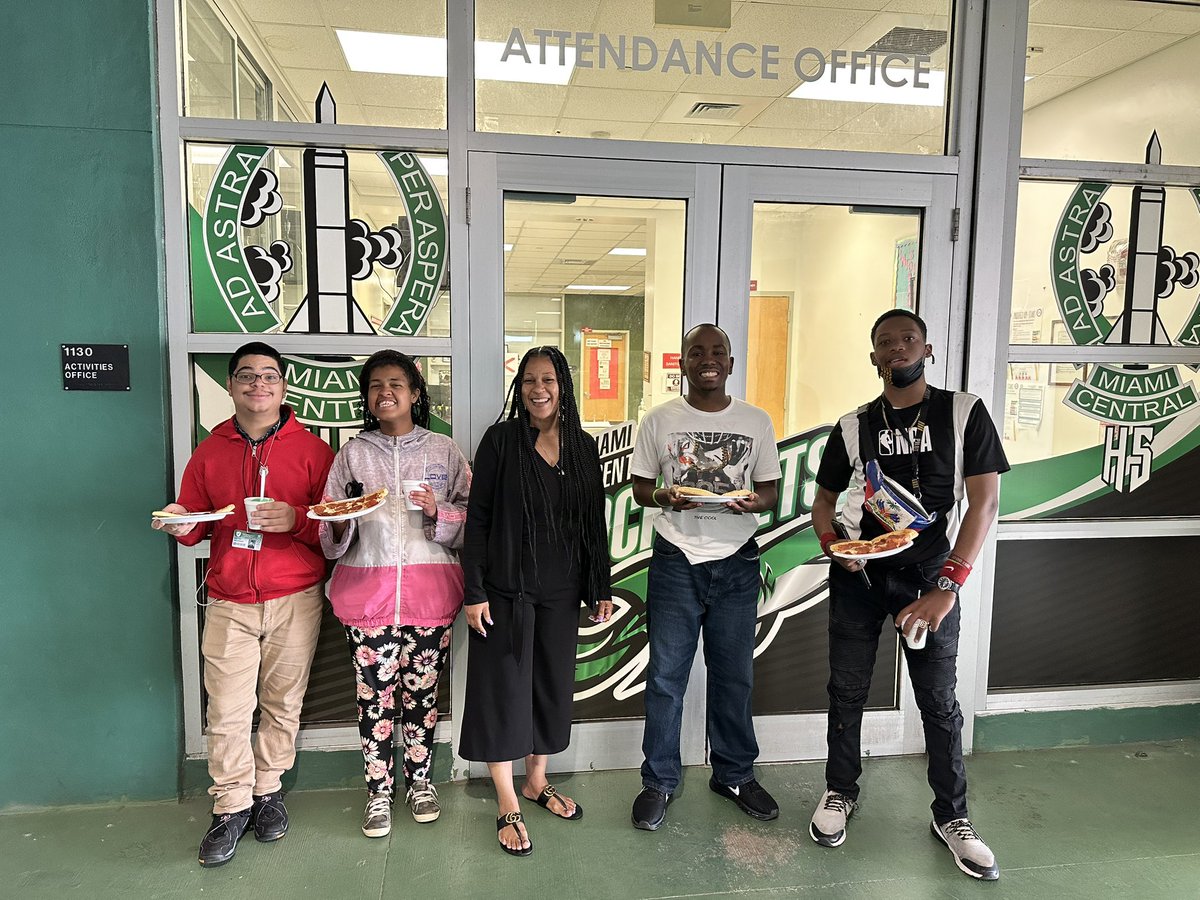 @rocketscentral SBA ended strong! Pizza, Slushies, and Prizes, oh my! Hat’s off to AP Martin for an outstanding job of leading the mission and major gratitude to the teachers for their dedication to our students! #Centralproud 💚🤍🚀 @RaymondSandsJr @MDCPSCentral @MjLewis13
