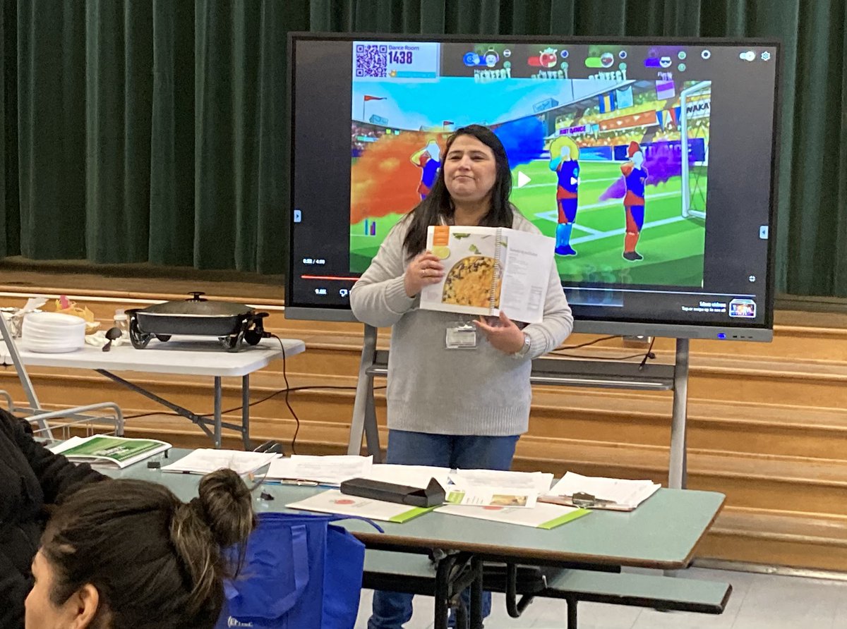 mtviewschools's tweet photo. Maxson School hosted a Healthy Eating-Active Living Class for parents offered by the UC’s Expanded Food &amp; Nutrition Education Program, promoting good nutrition &amp; physical activity as a means of maintaining a healthy lifestyle free of chronic disease #mvsdrocks https://t.co/HNyFEEBblc