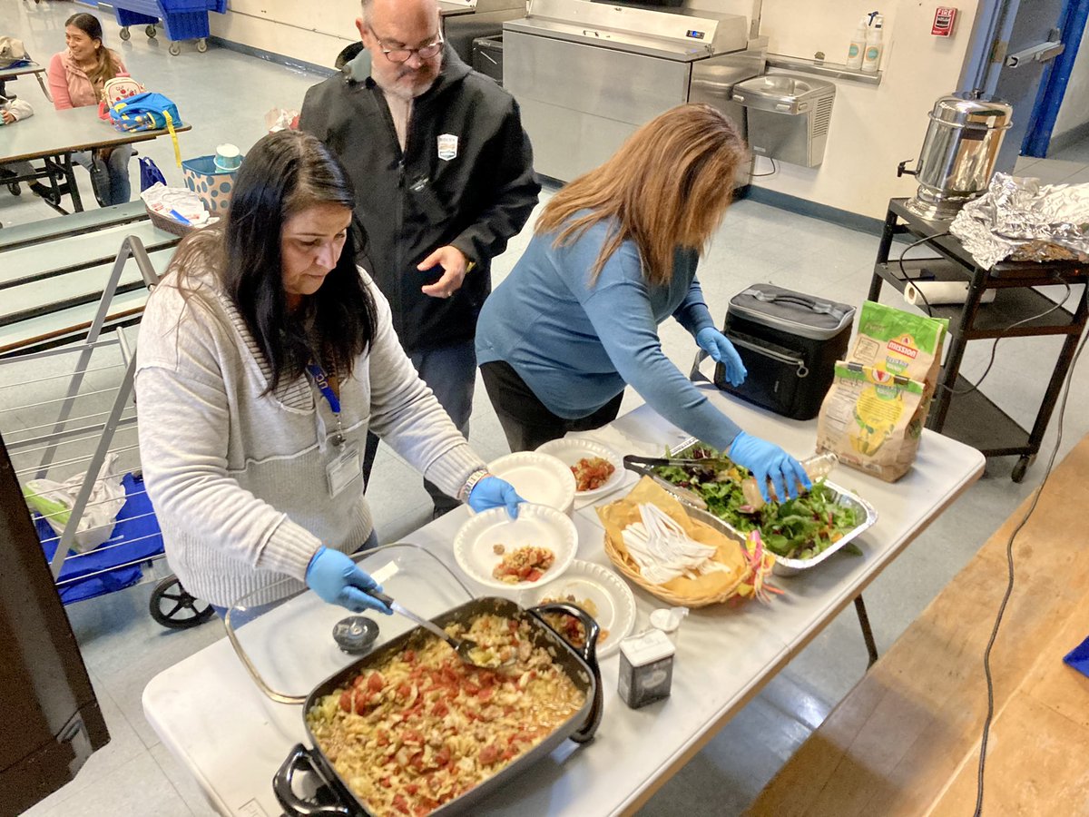 mtviewschools's tweet photo. Maxson School hosted a Healthy Eating-Active Living Class for parents offered by the UC’s Expanded Food &amp; Nutrition Education Program, promoting good nutrition &amp; physical activity as a means of maintaining a healthy lifestyle free of chronic disease #mvsdrocks https://t.co/HNyFEEBblc
