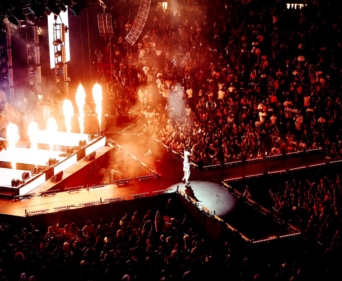 EyeOfXeno's tweet photo. The BIGGEST Party In The World!! @1Future 

(Shot For: @99Jamz, PR: @AbesiPR) https://t.co/Z4XWgBhV88