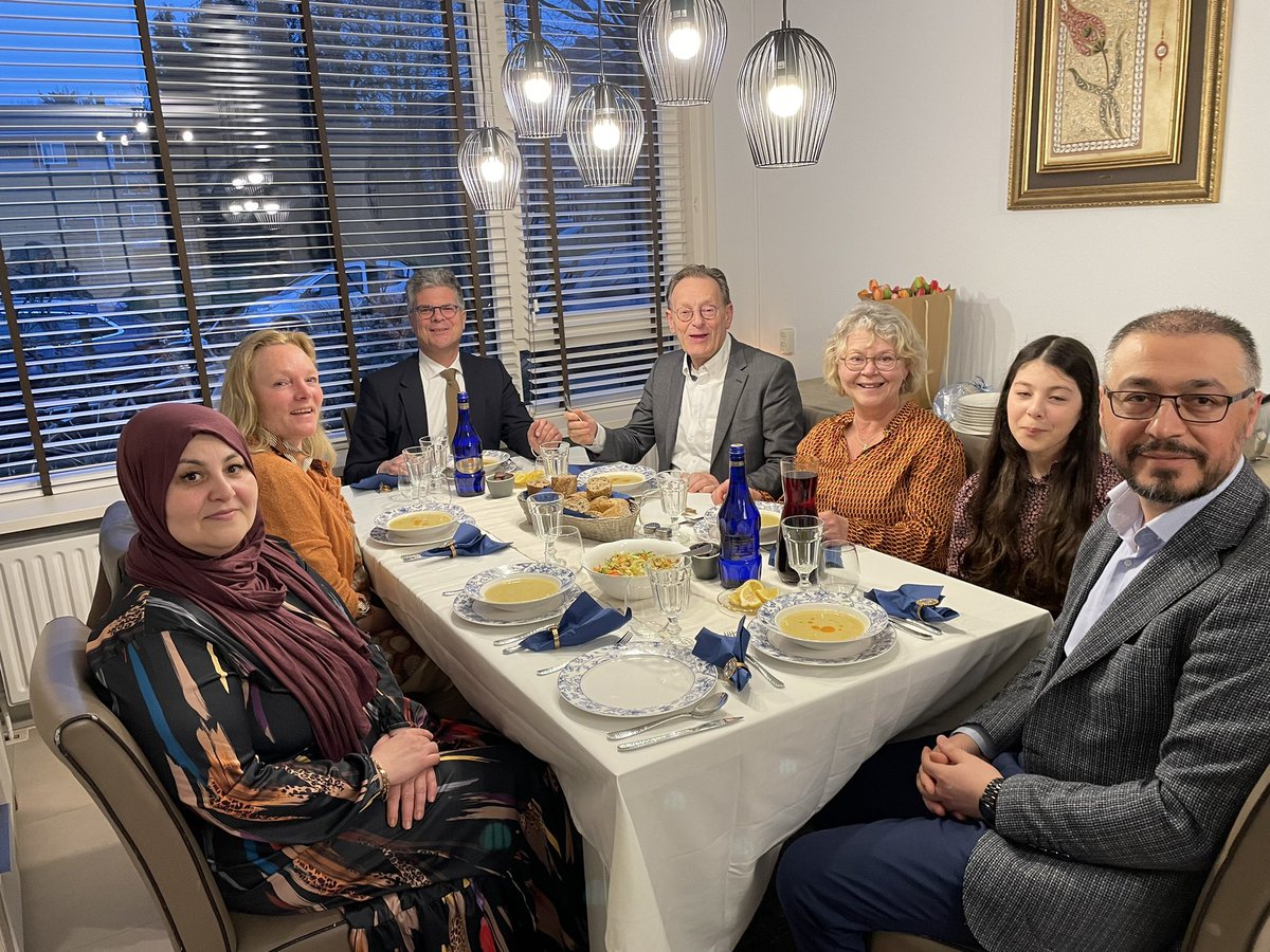 ProvUtrecht's tweet photo. De familie Cetintas-Er uit @gemeenteZeist heeft cvdK @HansOosters en burgemeester @JanssenKoos en hun echtgenotes uitgenodigd om na het vasten samen de #Iftar te nuttigen. Commissaris en burgemeester danken de familie voor hun gastvrijheid! #ramadan https://t.co/uGxMlT1FQF