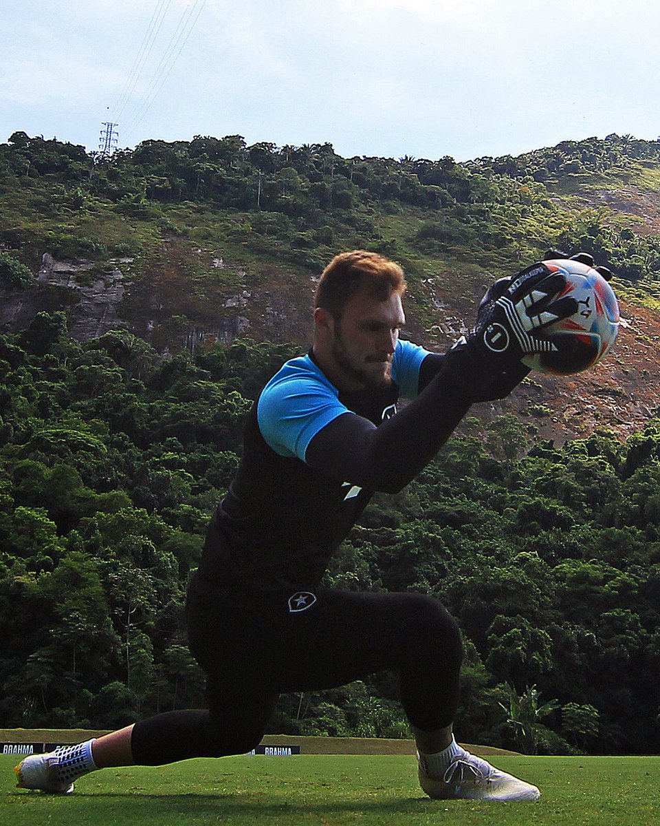 Botafogo's tweet photo. 🧤⚽️ #VamosBOTAFOGO 

📸 Vítor Silva/ BFR https://t.co/wlvbY2Clvf