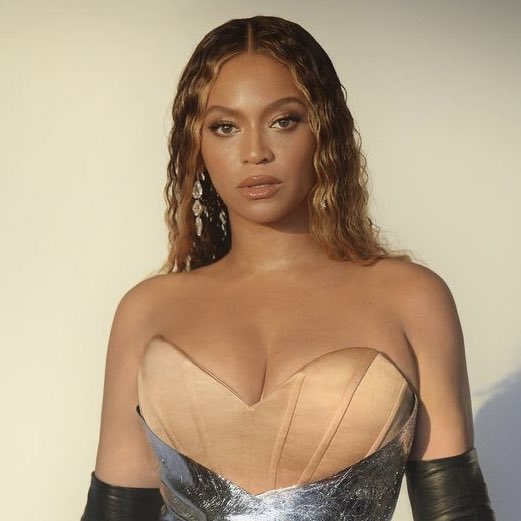 choquei's tweet photo. 🚨FAMOSOS: Chris Martin, grande amigo de Beyoncé, revelou que a cantora teria se submetido recentemente à uma cirurgia de substituição da articulação do joelho. https://t.co/5H7u4b7g9v