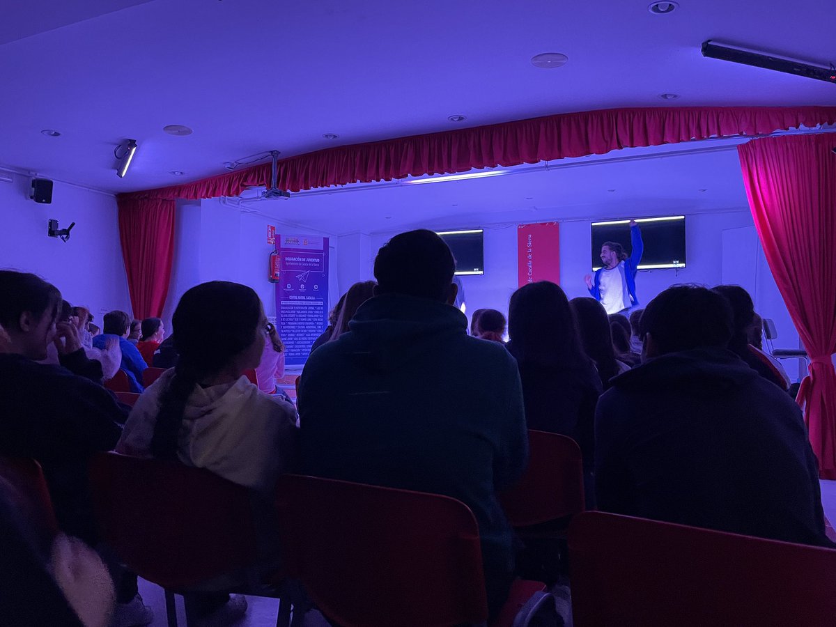 fedcsantaclara's tweet photo. Nuestro alumnado participa en la actividad de Teatro Foro, organizada por la Delegación de Juventud del Ayto,”Tu mundo en el mundo”.Hemos aprendido y reflexionado muchísimo y, como “guinda del pastel”, hemos posado con los actores profesionales que han intervenido en la actividad https://t.co/RPQjb8qI2N