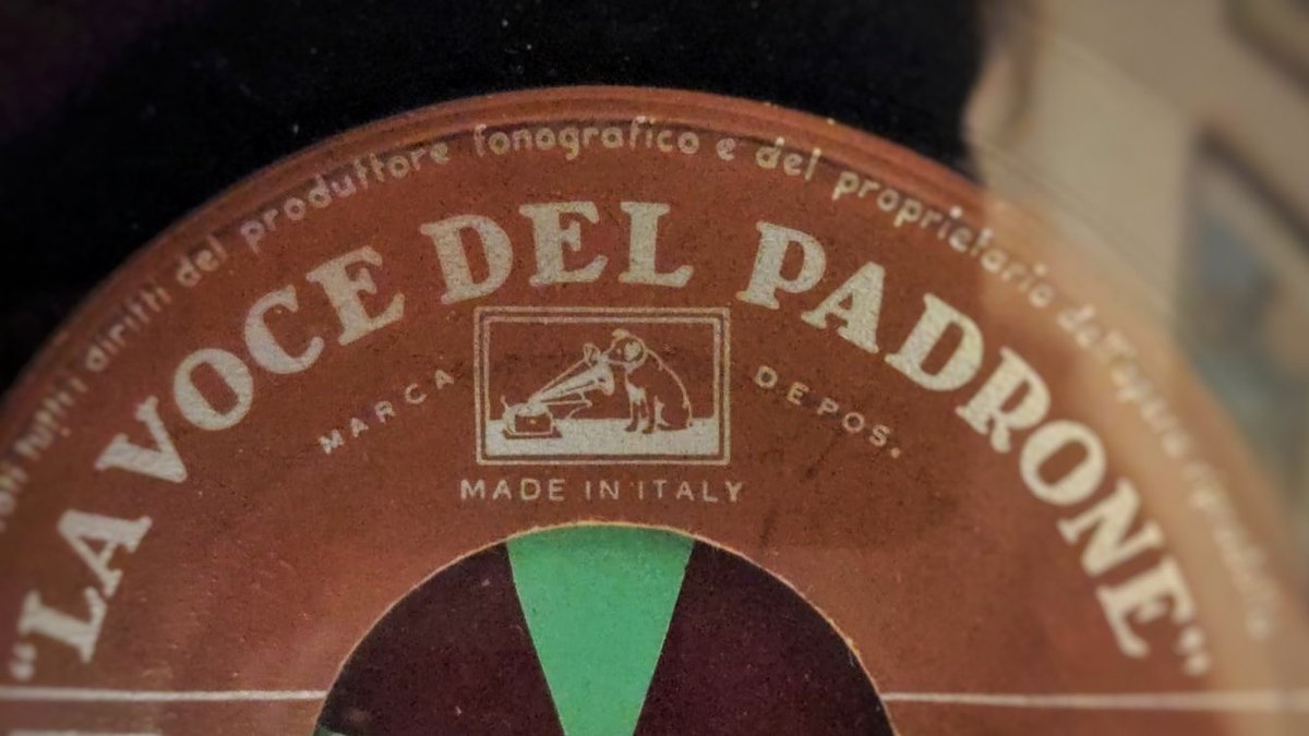 mioz32's tweet photo. @chiaralessi @ilpost Per 30 ho visto questo vinile appeso a casa dei miei, oggi ho conosciuto meglio il "suo" cane 🤪  #grazie comunque #cosacentra è una serie #podcast strepitosa!!!! https://t.co/SgpfKWGONF