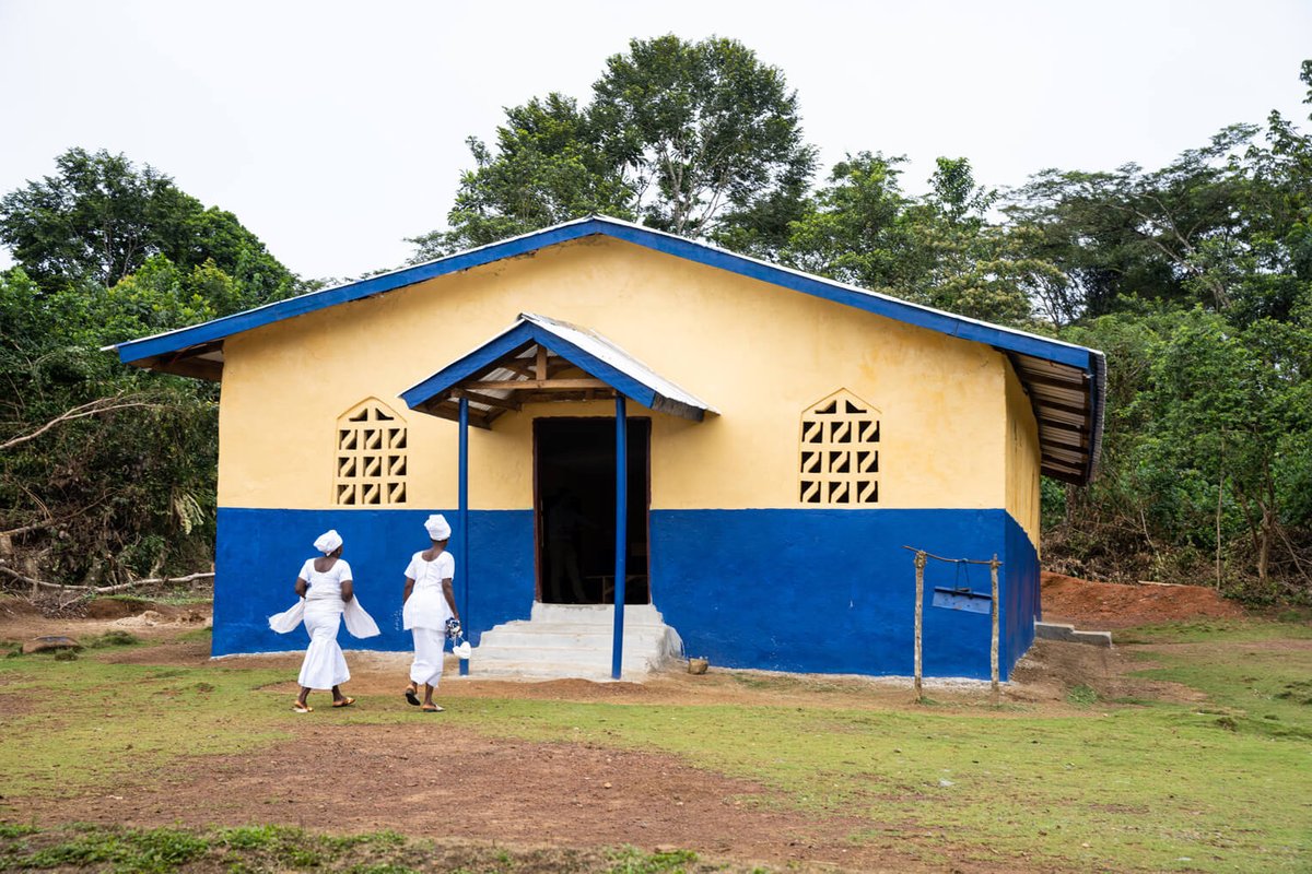 SPI_UK's tweet image. Today is the day the new church building in Liberia is dedicated. It is a celebration and a testament to God’s blessing in many ways, including the community’s newfound strength.
Read more about the rebuilding of communities through its churches: sampur.se/3LI3oy7