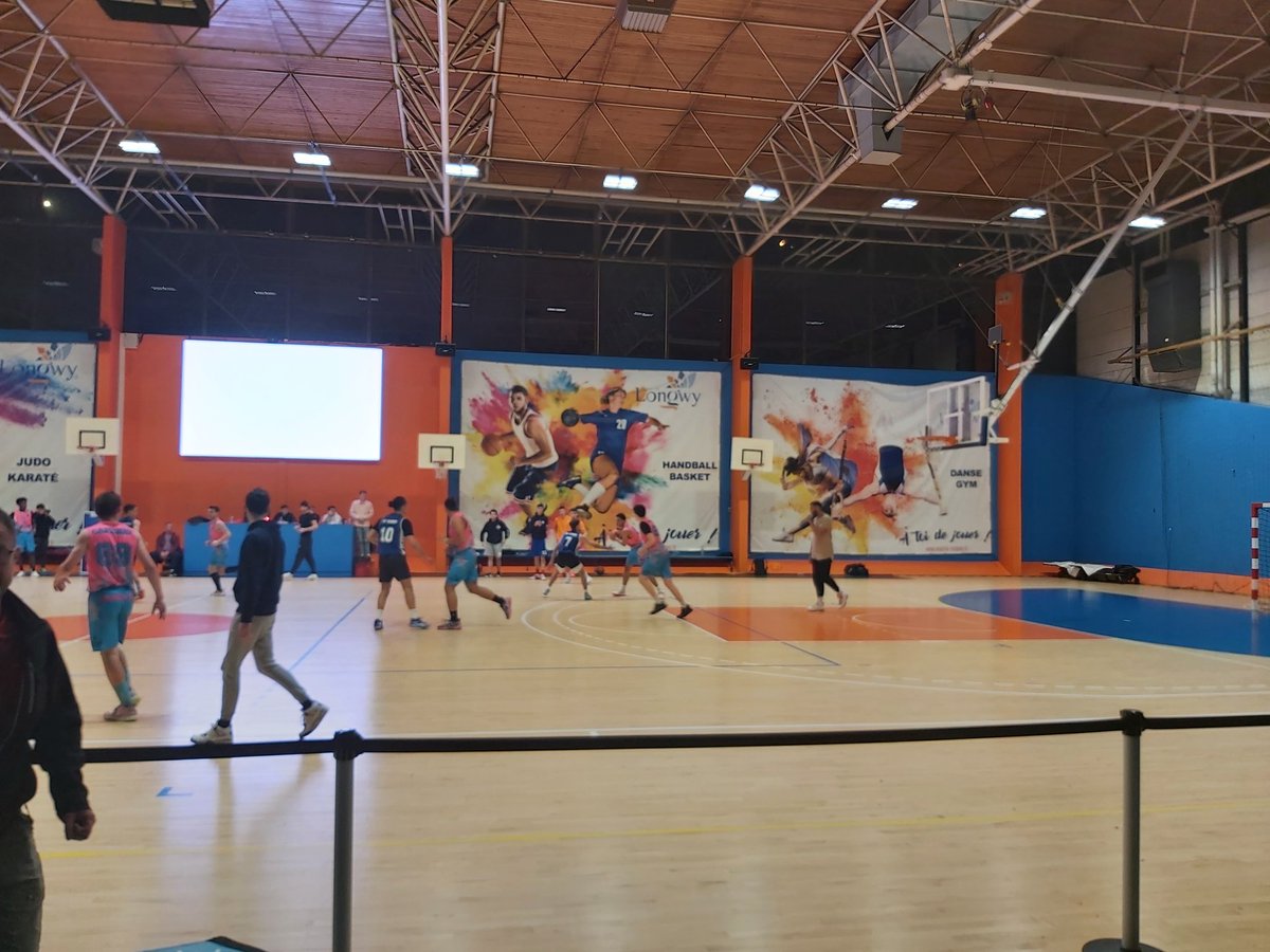 ChristopheM4437's tweet photo. #CDFIUT2023. Ambiance finale coupe de France des IUT. Des étudiants bien dans leur IUT et bien dans leurs baskets. Merci Longwy. https://t.co/NZvzV2gOaa