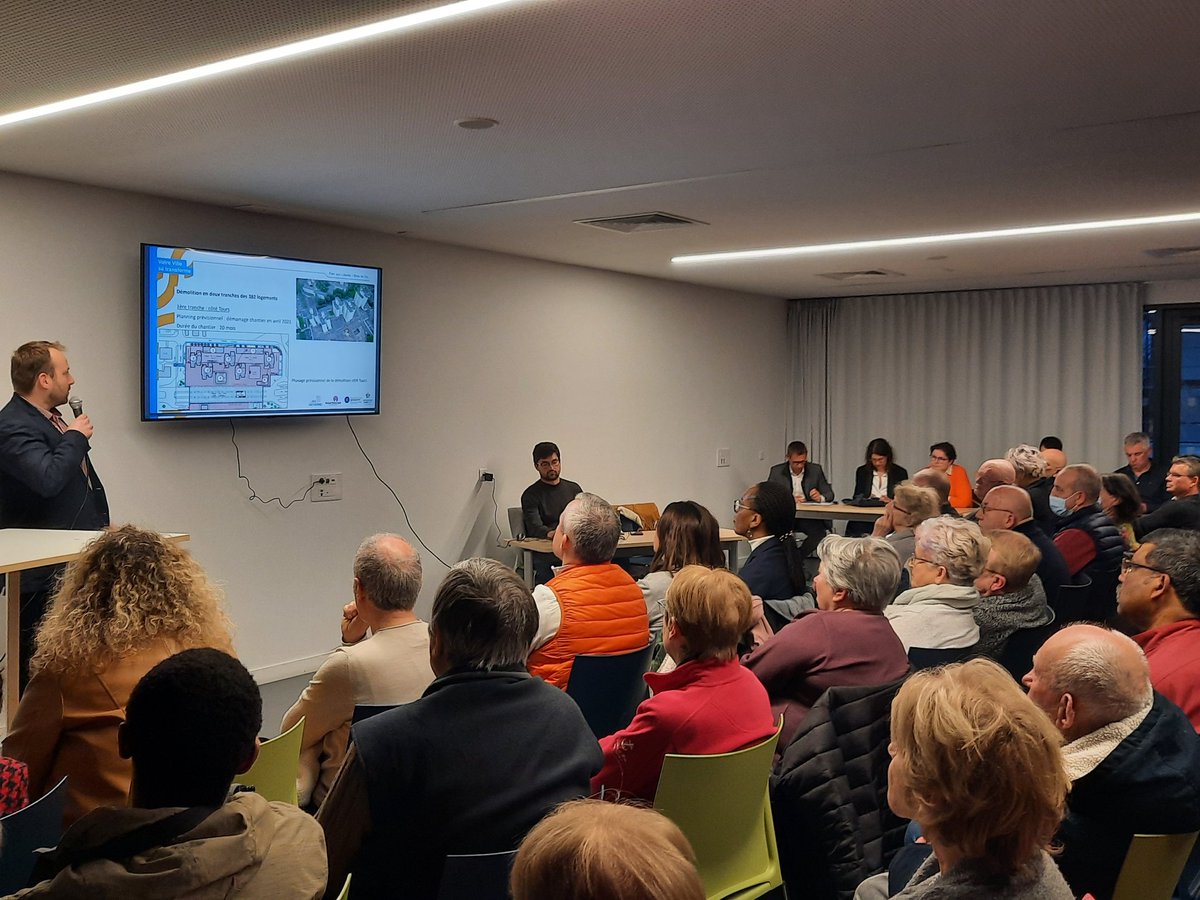VilledEvryCourc's tweet photo. Le quartier Parc aux Lièvres-Bras de Fer est en plein travaux et on en parle avec les habitants venus nombreux s'informer sur les transformations du quartier avec @grandparissud #EssonneHabitat #SPLAINGrandParisSudAmenagement @beaudetstephane #genosafe #Tzen4 à #MSPGiseleHalimi https://t.co/g0Ybu2TaaC