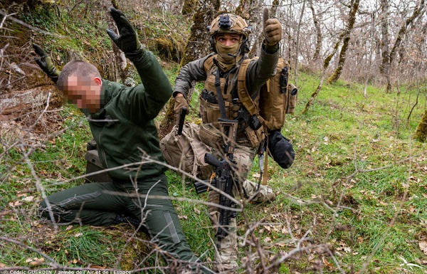 top_force's tweet image. #CFSS Centre de formation à la survie et au sauvetage  #CSAR #RESCO #GuerreEnUkraine Des aviateurs ukrainiens sont en France pour suivre des stages de survie en cas d’éjection opex360.com/2023/03/23/des…