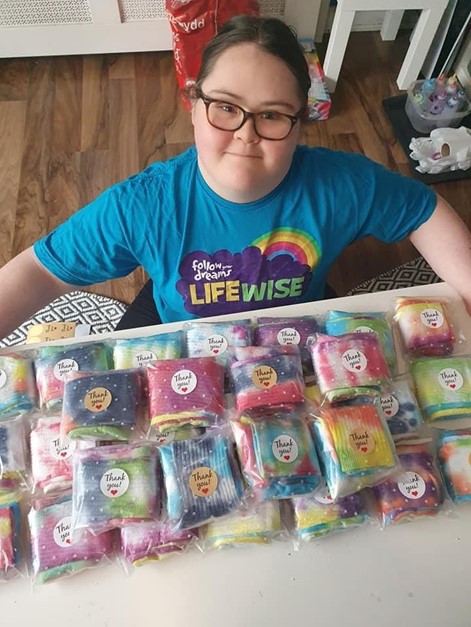 Ahead of World Down Syndrome Day, a Cardiff mother & daughter have been fundraising for a learning disability charity by selling handmade knitted socks in mis-matched pairs. Available to visitors at NatWest’s Canton branch. bit.ly/3JIMz3k