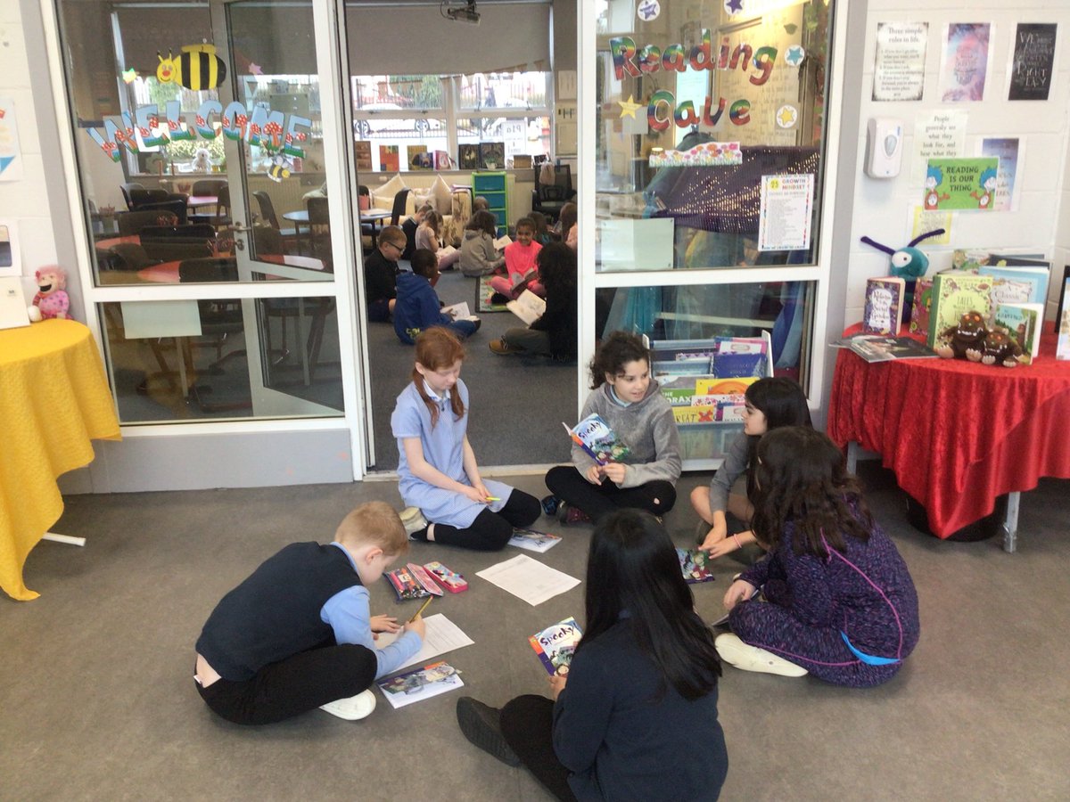 Wonderful literacy circle session. Children taking their jobs seriously. @KnightswoodP <a href="/Helenhashim21/">Helen Hashim</a> <a href="/Jane_Arthur_/">Jane Arthur</a>