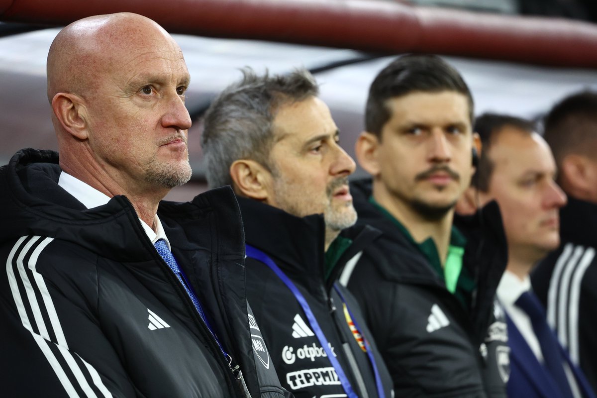 MLSZhivatalos's tweet image. Jó hangulatban, sok gyerekszurkoló előtt, azonban egyelőre komoly helyzetek nélkül játszik a magyar válogatott Észtország ellen a Puskás Arénában.
#magyarok #csakegyutt #ESTHUN 🇭🇺-🇪🇪 @eestijalgpall