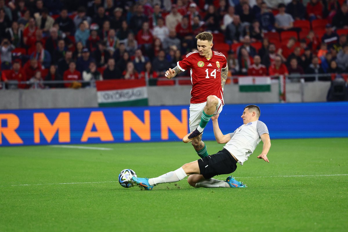 MLSZhivatalos's tweet image. Jó hangulatban, sok gyerekszurkoló előtt, azonban egyelőre komoly helyzetek nélkül játszik a magyar válogatott Észtország ellen a Puskás Arénában.
#magyarok #csakegyutt #ESTHUN 🇭🇺-🇪🇪 @eestijalgpall