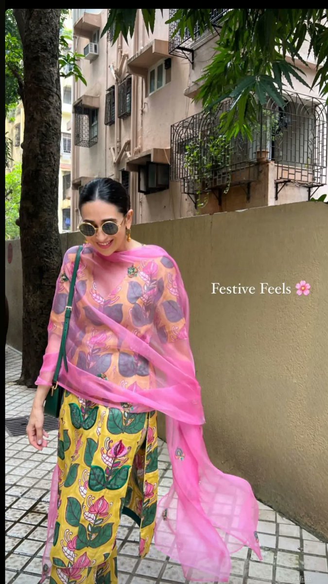 KarismaLove_FC's tweet photo. #KarismaKapoor #KarishmaKapoor https://t.co/c6UccFeowt