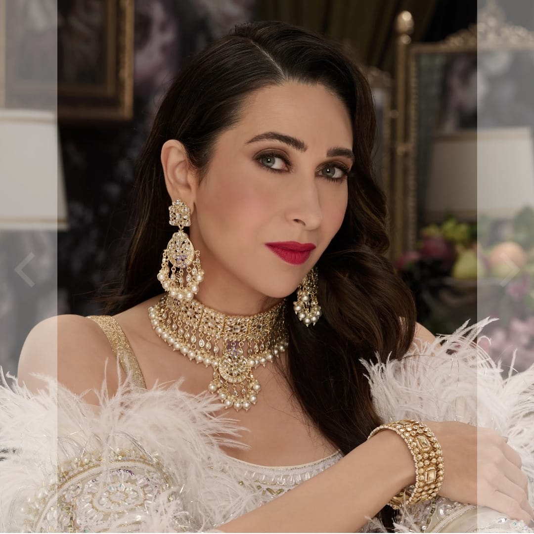 KarismaLove_FC's tweet photo. #KarismaKapoor #KarishmaKapoor https://t.co/c6UccFeowt