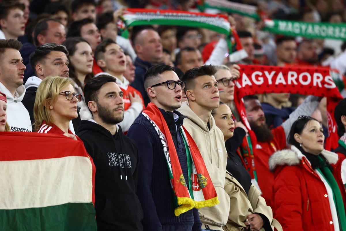 MLSZhivatalos's tweet image. Jó hangulatban, sok gyerekszurkoló előtt, azonban egyelőre komoly helyzetek nélkül játszik a magyar válogatott Észtország ellen a Puskás Arénában.
#magyarok #csakegyutt #ESTHUN 🇭🇺-🇪🇪 @eestijalgpall