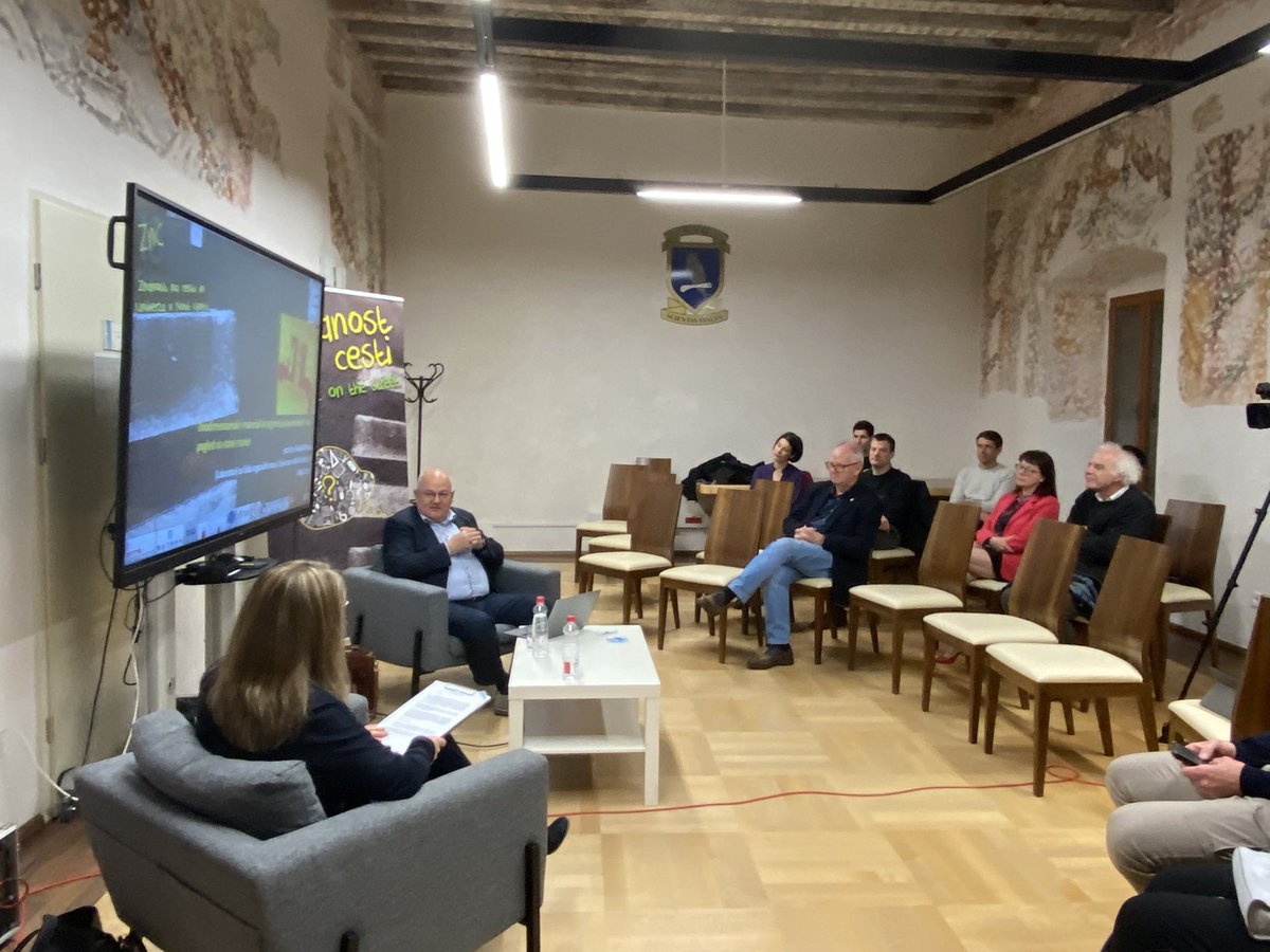 UNG_ungsi's tweet photo. Dvodimenzionalni materiali in #organski #polprevodniki: nov pogled na stare znance, prof. dr. Gvido Bratina iz Laboratorija za fiziko #organskih snovi Univerze v Novi Gorici.
V sodelovanju @znanostnacesti in Univerze v Novi Gorici.
#univerzavnovigorici
#universityofnovagorica https://t.co/OSJqQAvojw