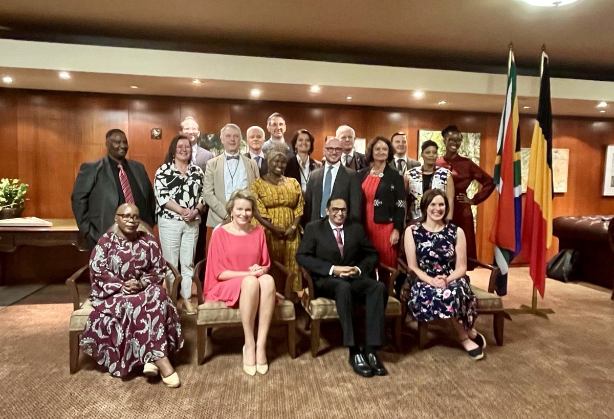 💬 The Queen meets with 🇿🇦 and 🇧🇪 academics and entrepreneurs for a discussion on social entrepreneurship as a model for change and the corresponding role of universities.