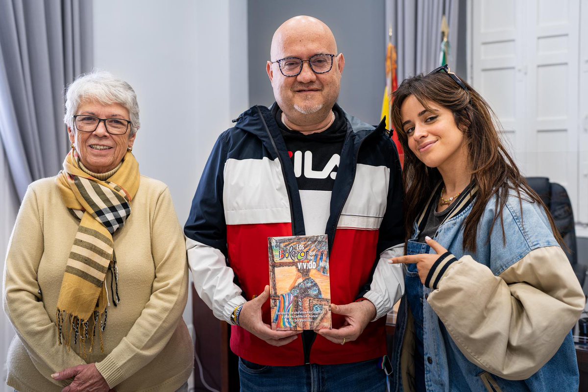 AtenciaGIPMTM's tweet photo. "Hoy se presenta el libro 'Los boleros que he vivido', de Mercedes Rodríguez. Encantado de haber recibido a Mercedes, y a su nieta Camila Cabello, en la Tenencia de Alcaldía y comprobar en primera persona el amor que tienen por Torre del Mar. Esta será siempre vuestra casa. https://t.co/xNHweW3iSa