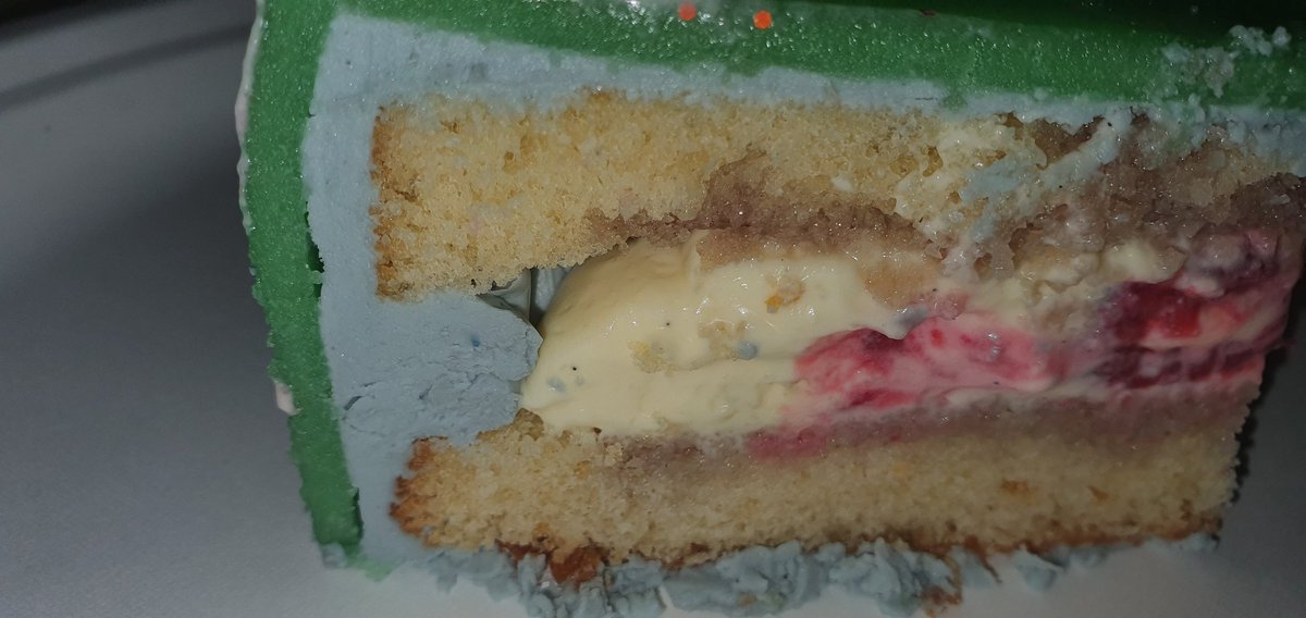 Mayliemusic06's tweet photo. Je ne comprends pas l'engouement pour cette boulangerie. J'ai commandé un gâteau pour l'anniv. de mon fils le 30/10 dernier, après le passage dans #LMBF de @M6. Une catastrophe! Pas du tout ce que j'avais demandé! Mon mari aurait fait mieux!! https://t.co/ZkKk3pAEWN