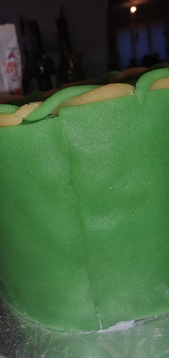 Mayliemusic06's tweet photo. Je ne comprends pas l'engouement pour cette boulangerie. J'ai commandé un gâteau pour l'anniv. de mon fils le 30/10 dernier, après le passage dans #LMBF de @M6. Une catastrophe! Pas du tout ce que j'avais demandé! Mon mari aurait fait mieux!! https://t.co/ZkKk3pAEWN