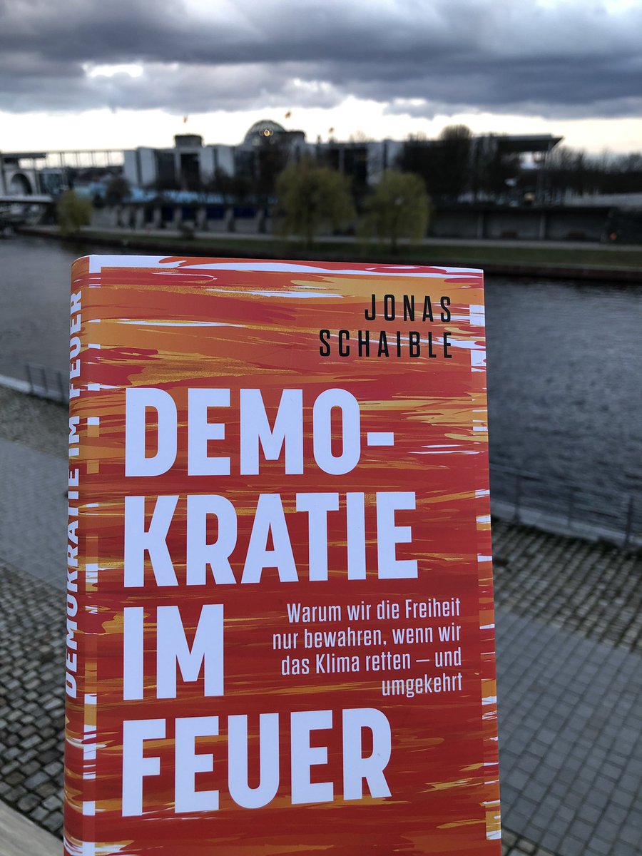 Jonas Schaible (@beimwort) on Twitter photo 2023-03-23 18:59:20 Da ist es. So richtig, aus Papier, bedruckt, fertig. In meiner Hand (kunstvoll versteckt). Ab Mittwoch offiziell überall, wo es Bücher gibt. Uiuiui. #DemokratieimFeuer Da ist es. So richtig, aus Papier, bedruckt, fertig. In meiner Hand (kunstvoll versteckt). Ab Mittwoch offiziell überall, wo es Bücher gibt. Uiuiui. #DemokratieimFeuer