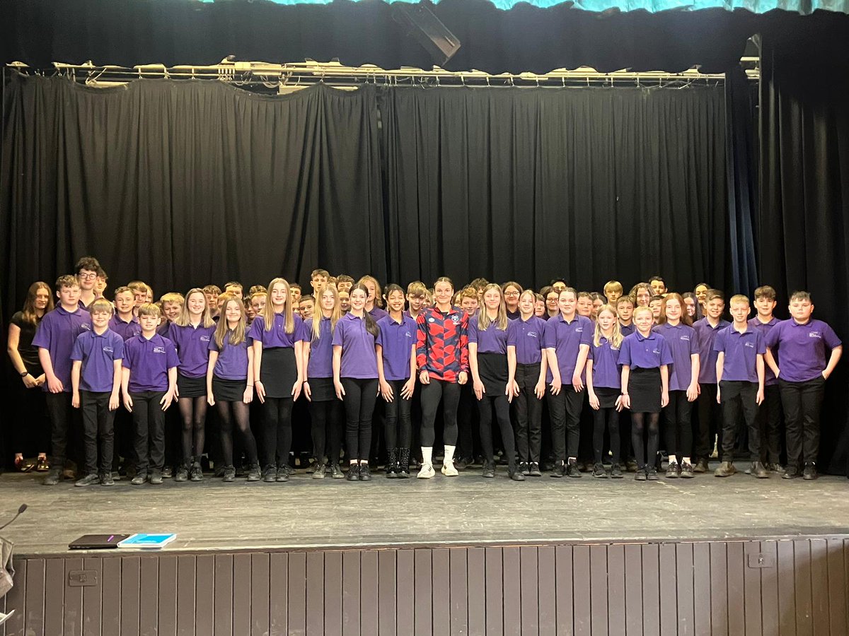 HubOwain's tweet photo. Diolch enfawr i @joyce_jaz am ddod i weld ysgol @YsgolBroPedr, Q&amp;A a sesiynau rygbi Bl8,9, 10 a merched Bl.7 sydd yn ffeinal y Principality yn Ebrill. 
Plant wedi joio mas draw 

@WRU_Scarlets https://t.co/8h7s9IHOR4