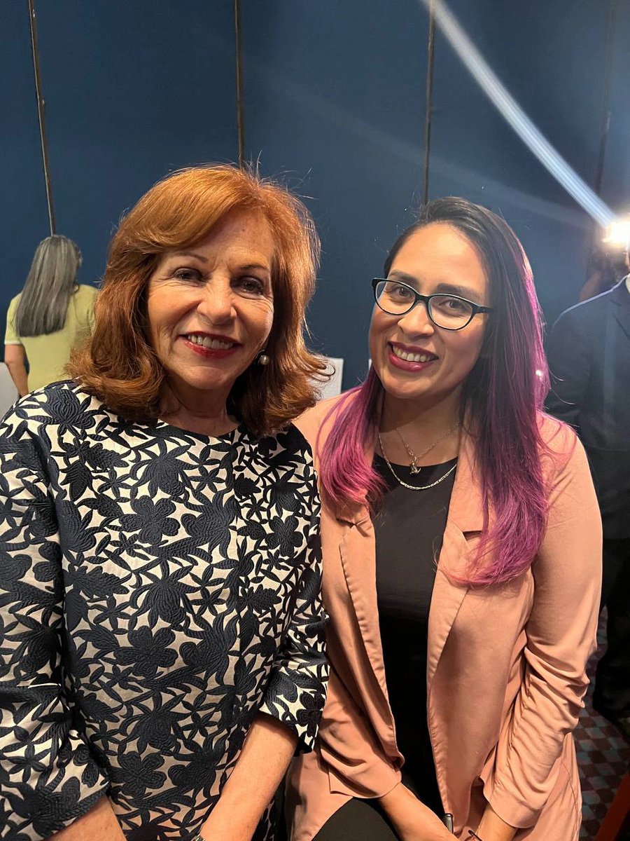 Yo_Xoa's tweet photo. Sueño hecho realidad para la Gaby de universidad que estudiaba periodismo.
Fue un honor haber escuchado a @valealazraki hablar del amor y el respeto al oficio de esta carrera que amo, de la vida profesional que elegí.

Por mujeres como ella, sé que estoy en el camino correcto. https://t.co/bLrB7eW1Ne