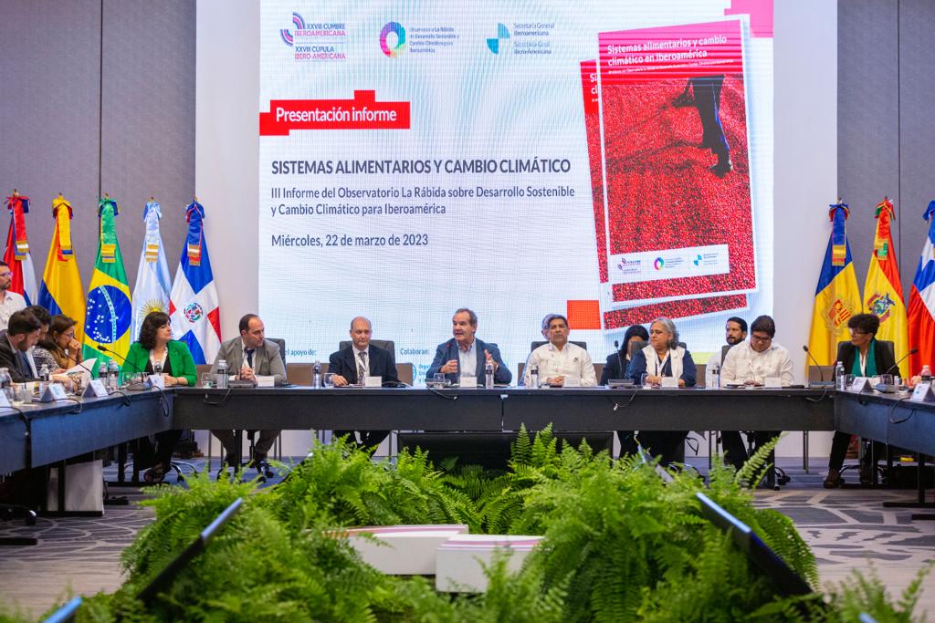 DipuHU's tweet photo. 🔹 El #ObservatorioLaRábida presenta su tercer Informe en la @CumbreIberoA 

📄 El documento se centra en los sistemas alimentarios y el cambio climático.

ℹ️ https://t.co/5inXvP82XV

@SEGIBdigital @ObsLaRabida @RubioVillodres https://t.co/42NlkDIwud