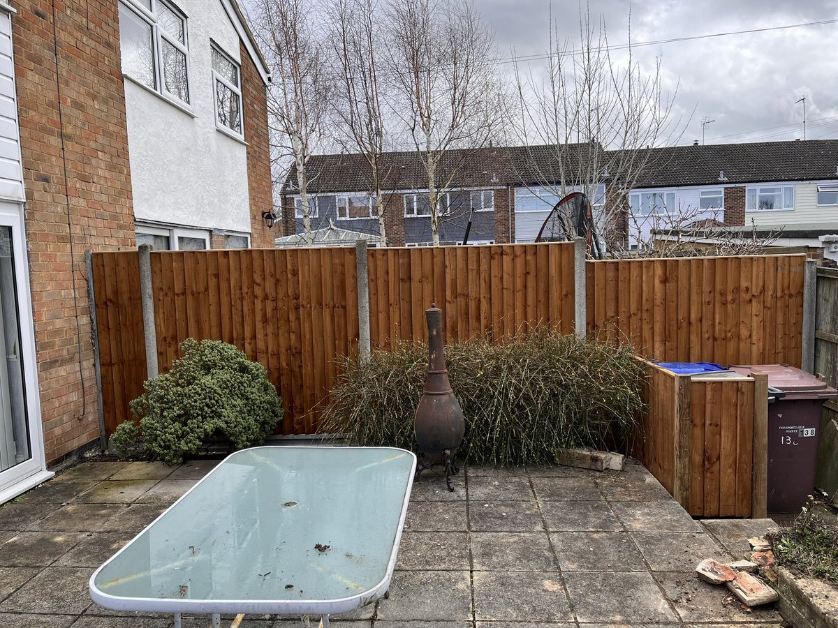 Today the rain held off again 👏👏👏 was able to straighten up posts &amp; replace #fencepanels &amp; make new #bin corner 👍 can see from the old panel on right how much better they look👍 have a great evening everyone ❤️