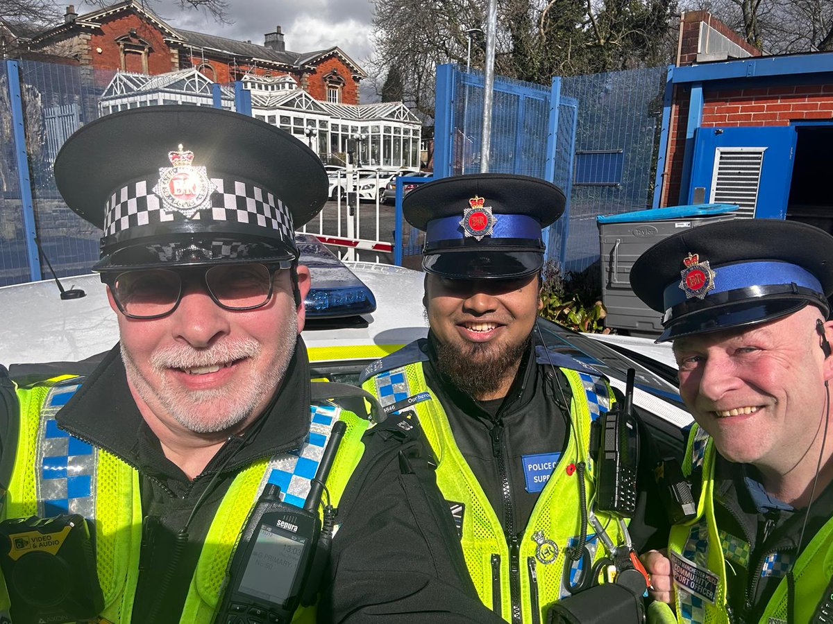 gmpolice's tweet photo. #BeeInTheLoop | Best collab you’ve ever seen? We think so too…   🤝 @GMPHorses 

GMP’s Mounted Unit and Tameside neighbourhood officers were in and around Tameside Town centre earlier today providing visibility and engaging with members of the public. https://t.co/V5ULLuzHHC