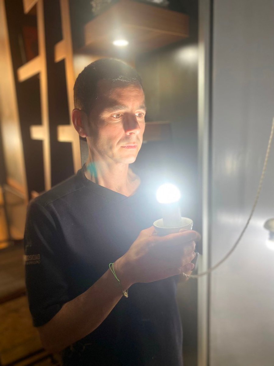 𝕁𝕒𝕧𝕚𝕖𝕣 𝕄𝕒𝕥𝕖𝕠𝕤, nuestro jefe de sala. Déjate llevar hacia un viaje gastronómico lleno de matices y sorpresas.

📍 Calle Veedor, 10. En Cadi, Cadi.
📲 Reservas: bit.ly/ReservasCurios….