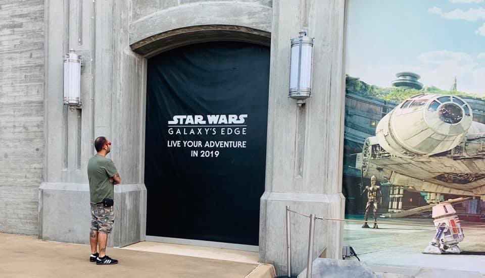 Flash back to when I was the FIRST IN LINE for galaxy’s edge 👊