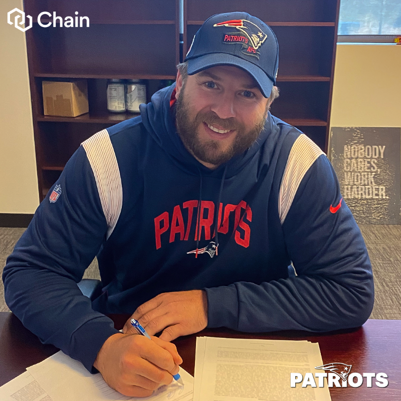 Patriots's tweet photo. Riley Reiff the Patriot ✍️ https://t.co/0KrzlmFwev