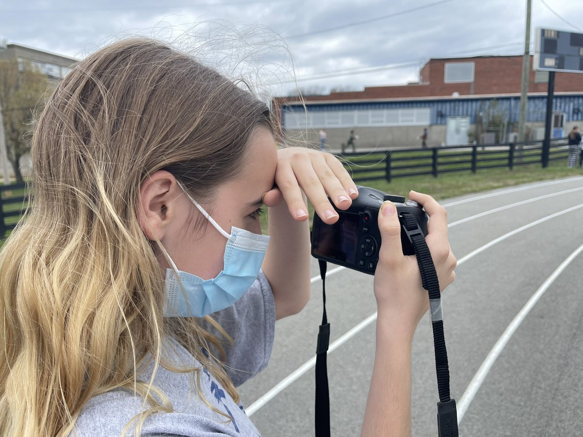 DSammy98's tweet photo. Rule of thirds, depth of field, focusing, zooming. From basics and beyond, we’re working hard on learning photography skills at @WestportMS. @Ms_Frydlewicz @cdarlage10 @ExploreJCPS https://t.co/peEaTxJjU1