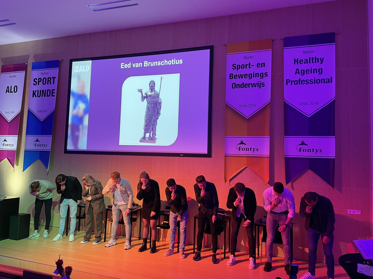 17 kersverse docenten LO staan klaar om het werkveld in te gaan. Met enthousiasme aan de slag om hun vak uit te oefenen! Maar wel pas na het afleggen van de Eed van Brunschotius. #docentlo #levenlangbewegen <a href="/Sporthogeschool/">Sporthogeschool</a> <a href="/Fontys/">Fontys</a>