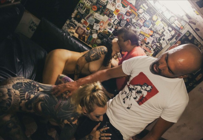 ERECCIONES, EYACULACIONES, EXHIBICIONES. En el contexto picante de los camarines las encontraron sudadas