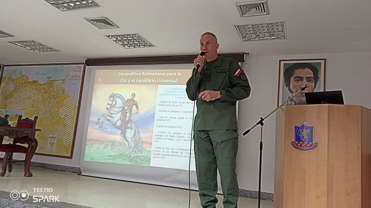 iaesen_umbv's tweet photo. #23Mar Con el fin de alinear el pensamiento estratégico de los participantes de nuestros programas de estudio con la nueva Geopolítica Mundial, el MG @angiolillofp transversaliza el pensamiento bolivariano y su proyección universal con la  libertad de los pueblos de la América. https://t.co/gPbi8fiBeR