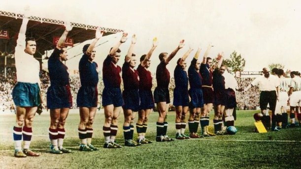 roberto2_lamela's tweet image. Possibili Scenari Futuri...
#La #DVCIA #Meloni ha ordinato alla #FIGC di fare scendere in campo i calciatori in maglia nera e dopo l'inno il saluto a braccio teso e il grido Eia Eia alalà.
#Mancini si e dichiarato contrario e stasera non sarà in panchina.
#ItaliaInghilterra