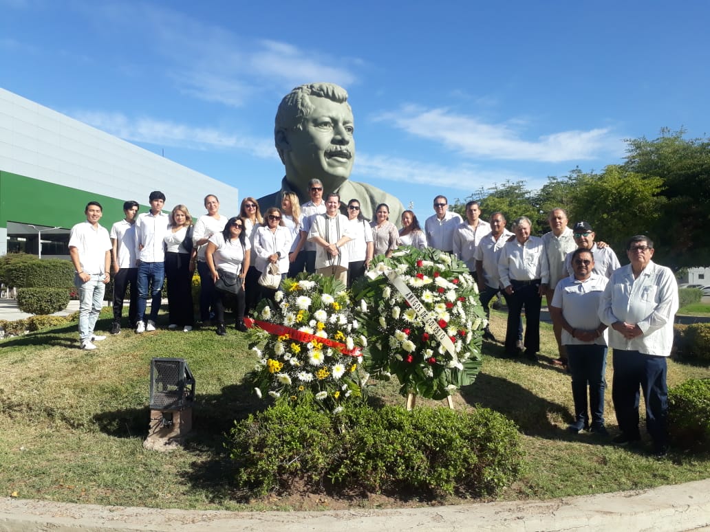 Enrique_Soto_P's tweet photo. *AMIGOS DE COLOSIO SONORA*. Guardia de honor a Luis Donaldo Colosio Murrieta. @colosioriojas @Colosioveracruz @Colosistas_CTZ @ColosistasKbrk @ColosistasTlax @EfrainMF @GildardoReal @jorgerusso69 @PascualSotoe @Colosiosi @ColosistasDe @lopezdoriga @Adela_Micha @MesaCancun https://t.co/B2hcVVak1n